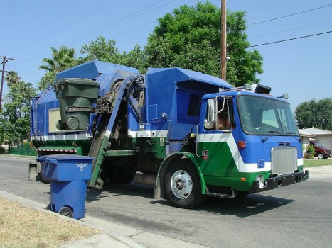 Rubbish removal service vehicle in Shortlands